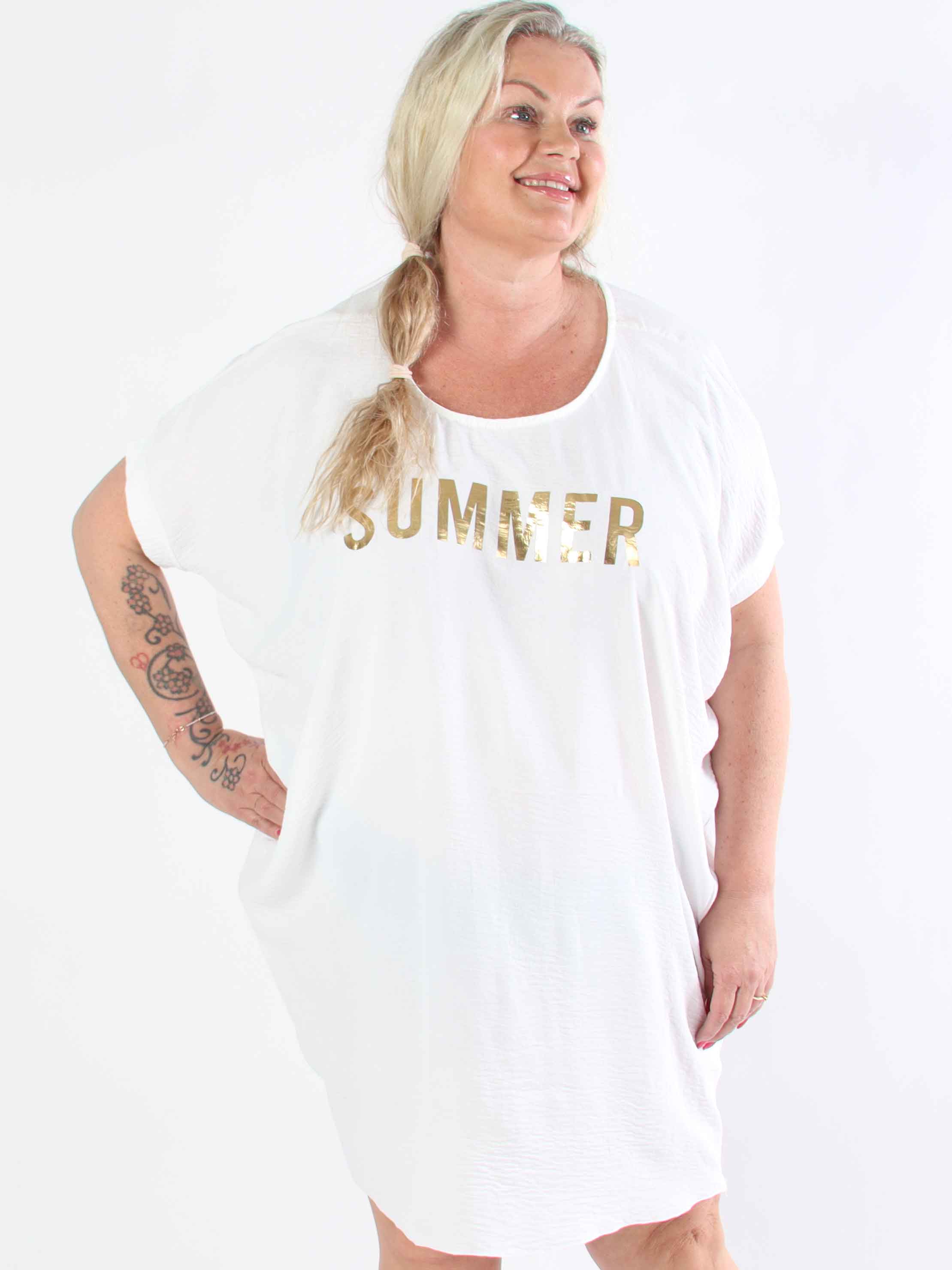 Bine - Söt plus size-klänning i lös passform med guldtryck på bröstet